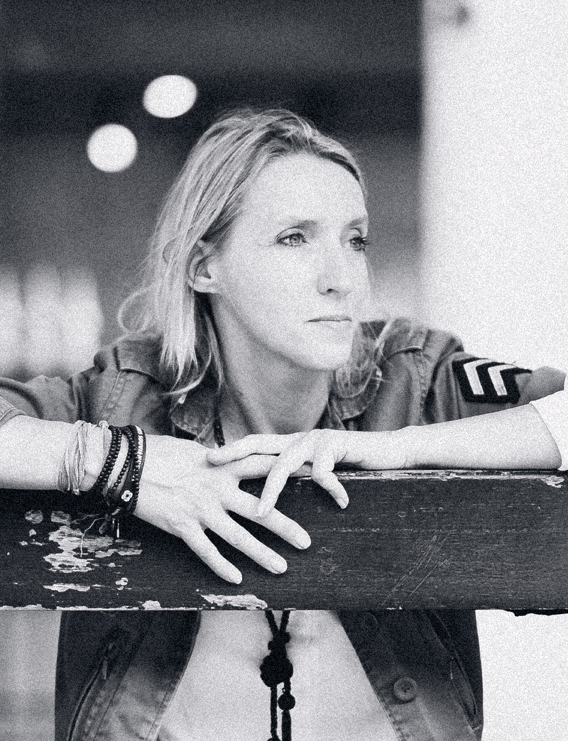 Photo noir et blanc de Sylvie, la directrice de Com'en vrai