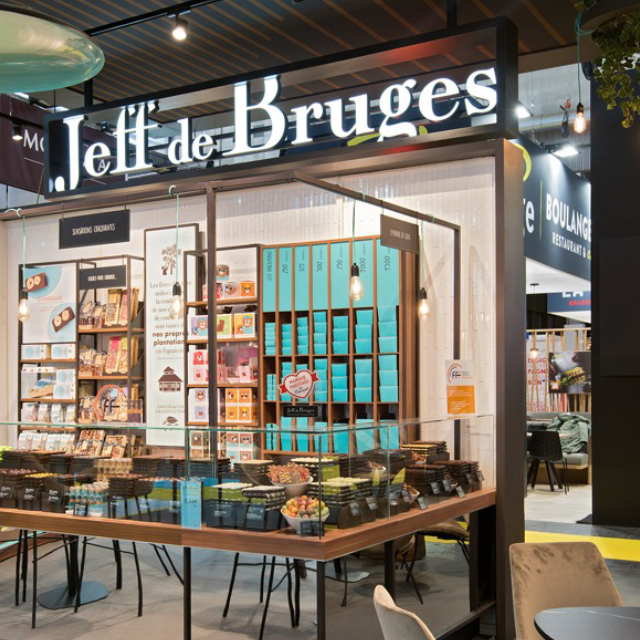 Créer un stand aux accents gourmands, inspiré par une boite de chocolats, entièrement démontable et les matériaux restants sont recyclés, leur offrant ainsi une seconde vie après le montage.-stand contrat de  56 m² Salon la Franchise EXPO concept origina realisé par l'agence COM'ENVRAI