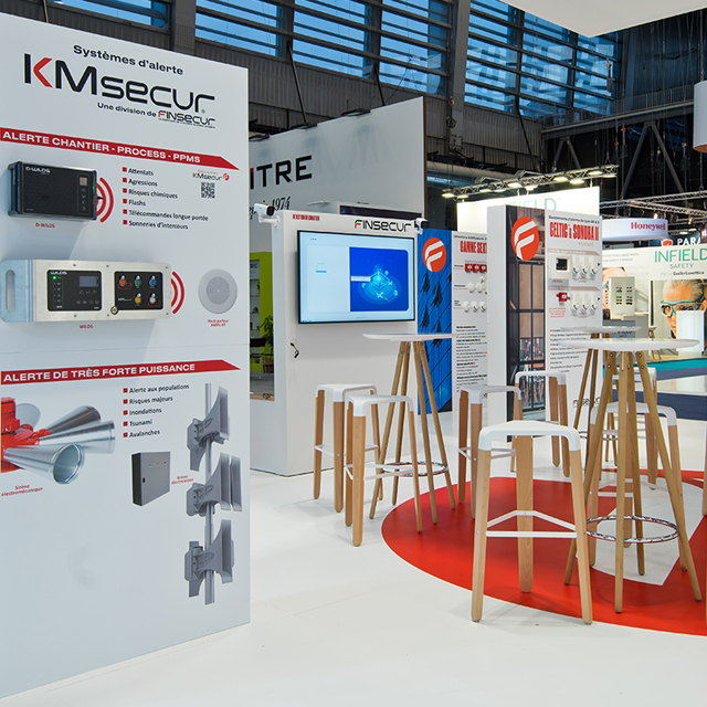 Stand finsecur, avec des mage debout + tabouret et des systèmes d'alerte exposés