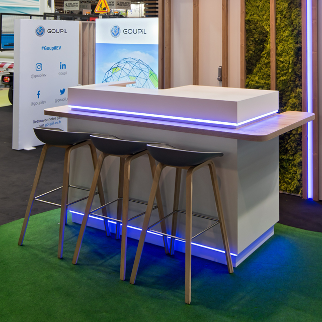 Client historique de Comenvrai, qui renouvelle constamment sa confiance, nous avons conçu pour cette édition un stand de 80 m² entièrement réutilisable, alliant à parts égales un concept modulaire traditionnel et modulaire. Ce stand a été pensé pour optimiser l’utilisation à 100 % des matériaux de construction. L’agence propose également le placement des véhicules pour le client. Ce stand de 80 m² incarne pleinement la philosophie du groupe.stand sur le salon SMCL & POLLUTEC