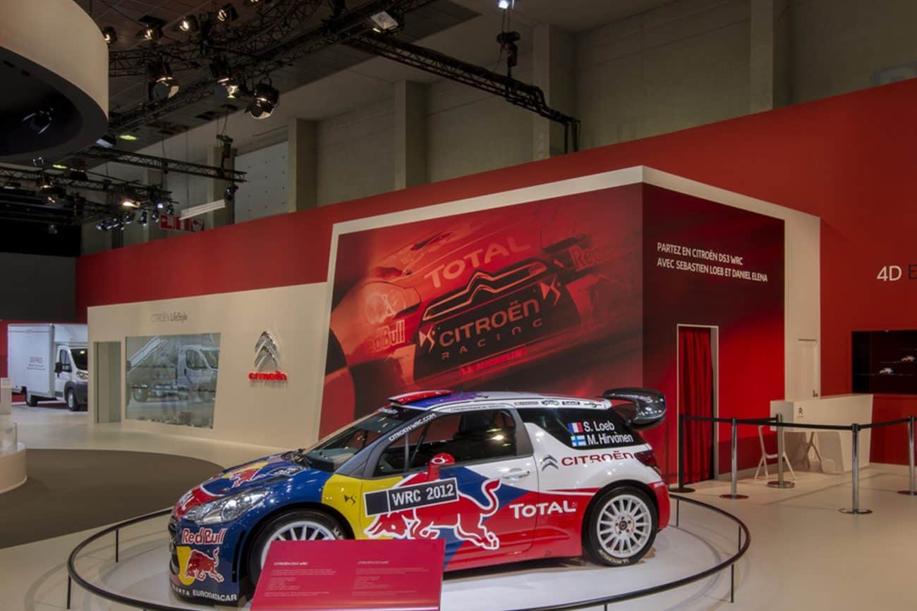 Premier plan avec la Citroen WRC et la 4d experience en arrière plan