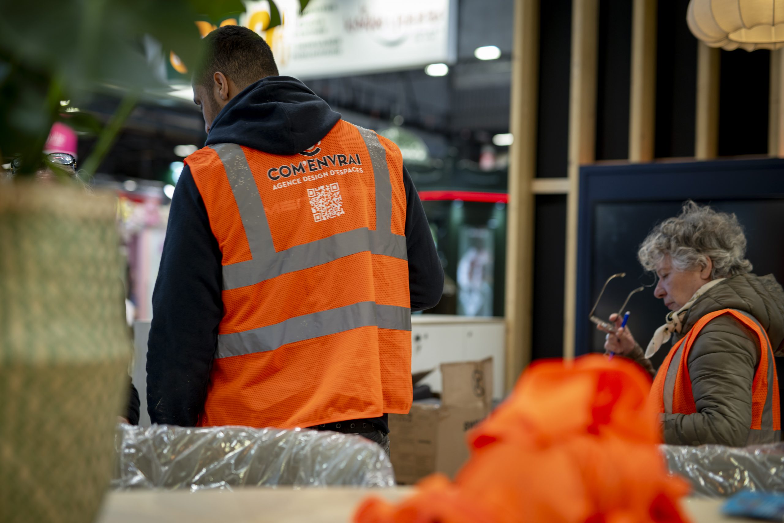 équipe en cours de montage salon franchise