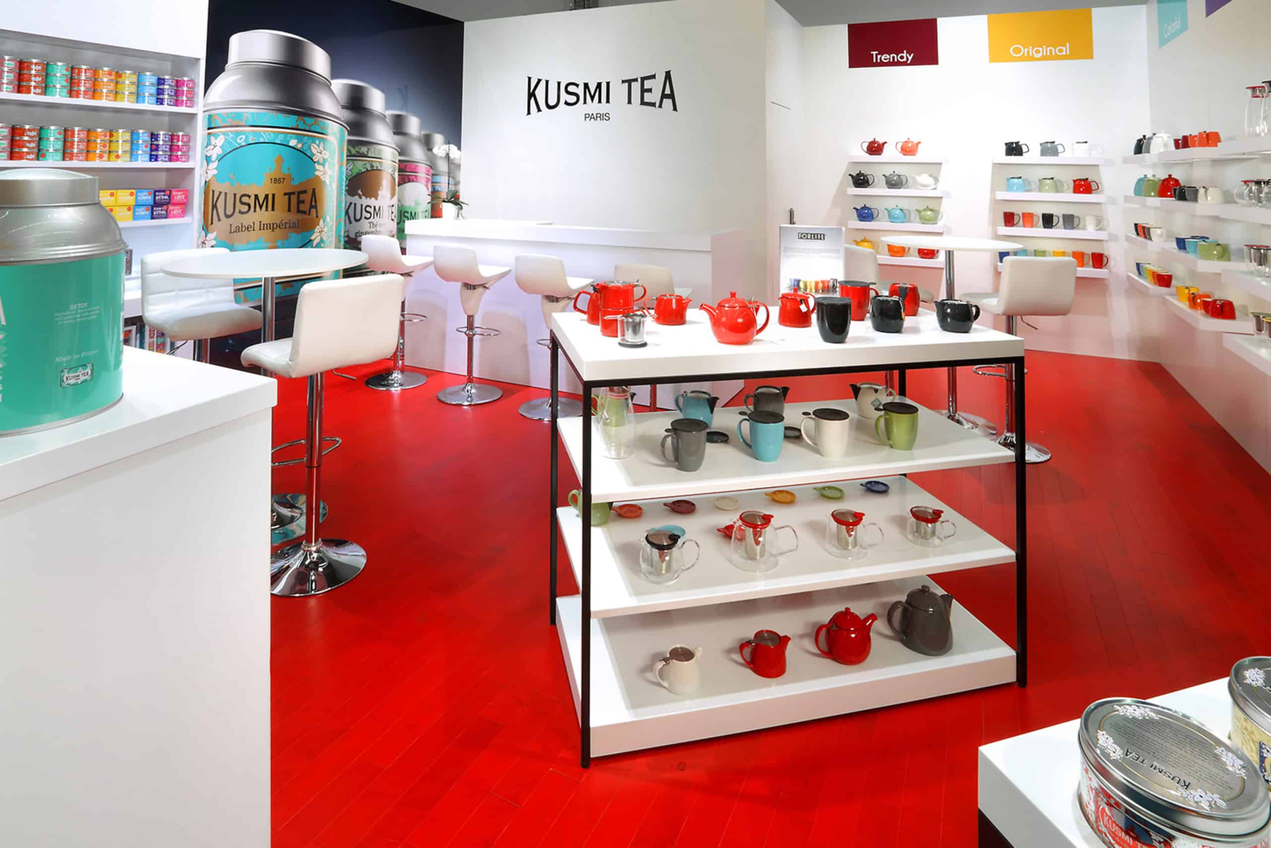 Intérieur du stand d'exposition blanc avec présentoir de la vaisselle Kusmi tea