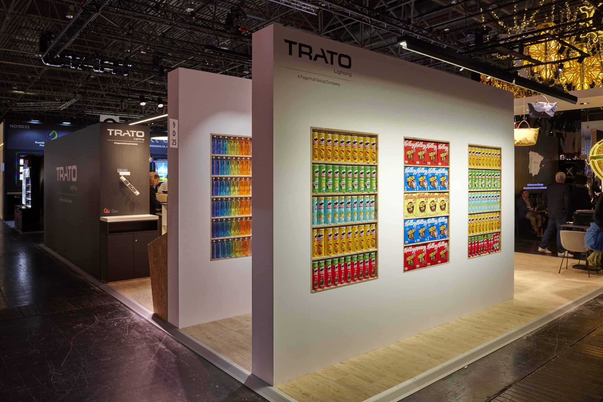 Mur scénographique produits colorés sur stand TRATO à EuroShop